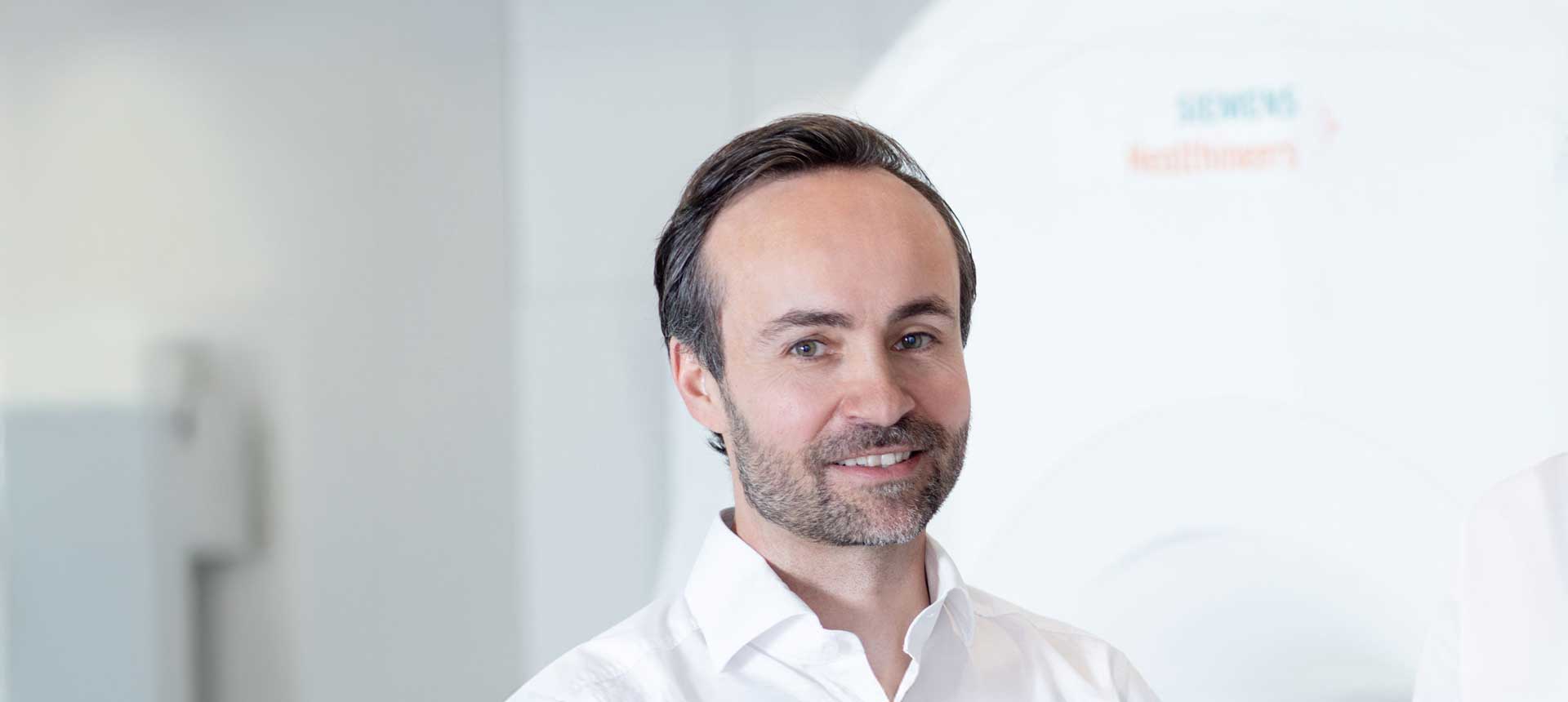 Dr. Niclas Adelung Dr. Niclas Adelung